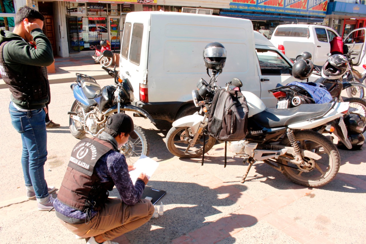 La policía  detuvo a dos personas e incauto marihuana