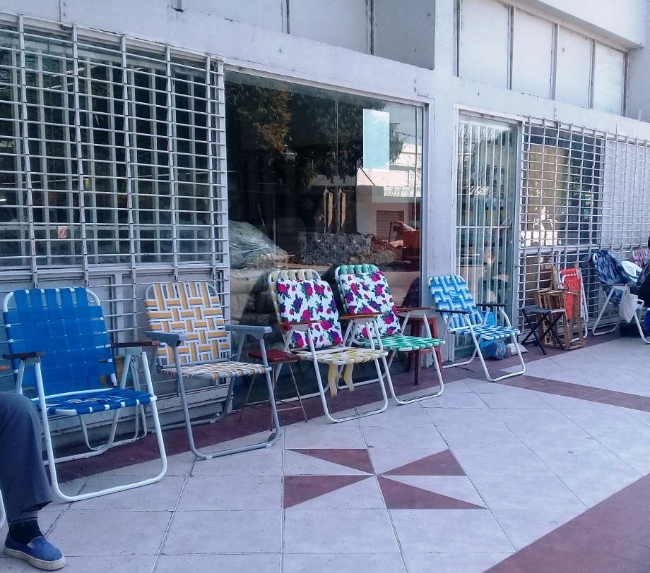 La Policía secuestró sillones frente al anexo de una entidad bancaria