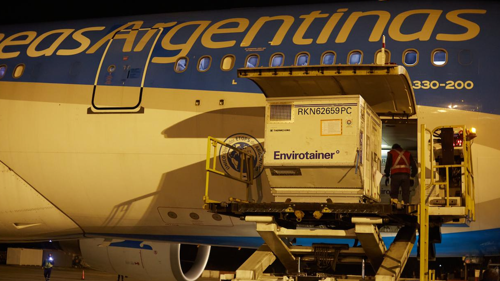 Llegó desde China un vuelo con más de 760 mil dosis de la Sinopharm