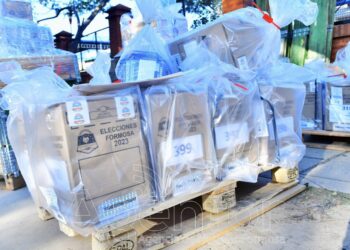 Las escuelas recibieron las urnas para habilitar los comicios del domingo a las 8 horas