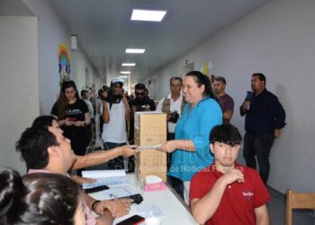 Parola: “Este acto eleccionario es un homenaje a la democracia”