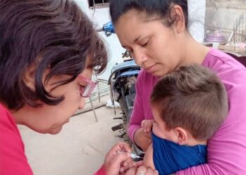 Vacunación COVID-19 y antigripal casa por casa en la zona sur de la ciudad
