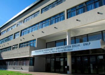 Graduados y estudiantes en Comunicación llaman a defender a la educación pública “como un derecho y no como una mercancía”