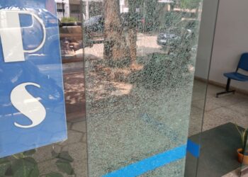 Repudian que jóvenes vándalos rompieron la puerta de acceso del IPS