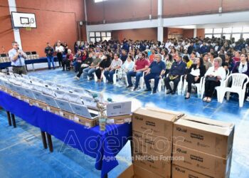 Satisfacción en Pirané por la entrega de netbooks a estudiantes secundarios