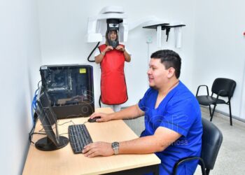 Gómez convocó a trabajadores de salud a “convertir su puesto de trabajo en una verdadera trinchera”