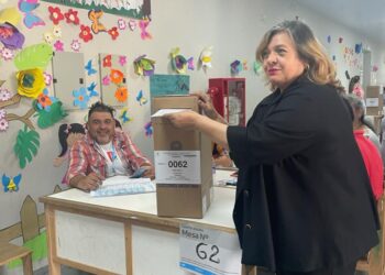 Senadora González llamó a defender la democracia con el voto