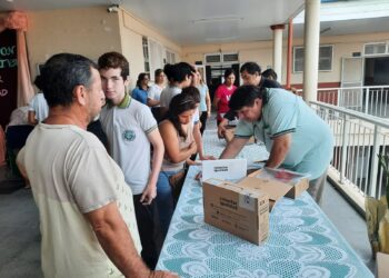 Clorinda: Estudiantes de la EPES N° 65 recibieron sus equipos tecnológicos de Conectar Igualdad