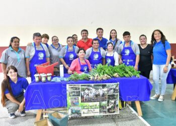 Estudiantes de escuelas especiales comercializaron productos navideños en la feria paippera