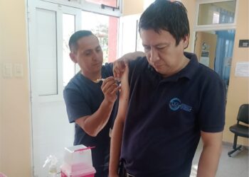 Instan a los viajeros a tener al día las vacunas para protegerse de distintas enfermedades y cuidar la salud
