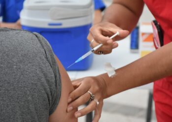 COVID-19: Agentes sanitarios recorrerán casa por casa para aplicar la vacuna