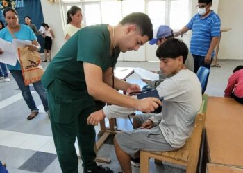 Estudiantes secundarios de Comandante Fontana recibieron completos controles de salud