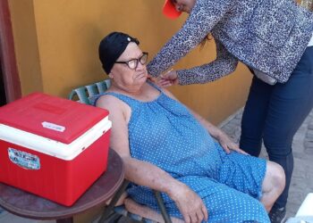 El hospital de Ibarreta les acerca a los vecinos los refuerzos de la vacuna COVID a sus casas