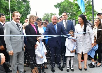 Insfrán inauguró tres unidades educativas en Kilómetro 100 y dio inicio al ciclo lectivo 2024