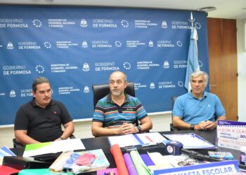 El Gobierno provincial, junto a comerciantes del rubro librerías, formalizó el acuerdo de la Canasta Escolar “Vuelta a Clases 2024”