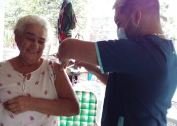 Equipos de vacunadores continúan aplicando casa por casa los refuerzos de vacunas COVID – 19