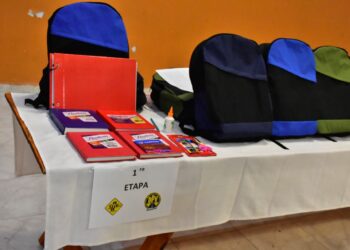 Entregaron más de 280 kits escolares a trabajadores viales