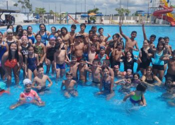 Gran convocatoria en la competencia de natación en el Parque Acuático