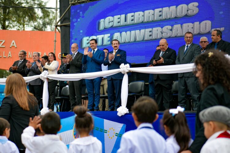 Solís, Cabrera y Bordón en el desfile cívico militar.