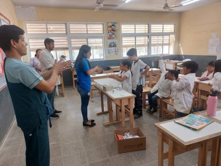 Estuvo a cargo de un equipo del centro de salud Lote 8, que periódicamente se trasladan a los establecimientos educativos