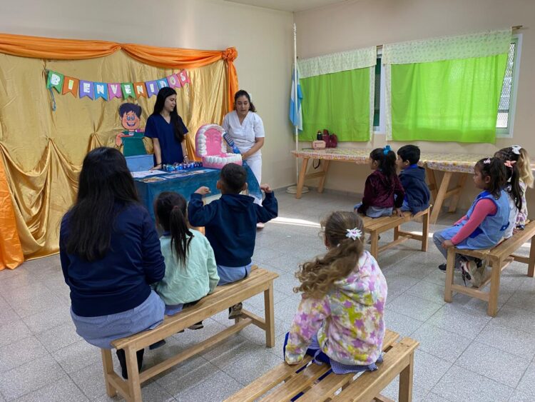 Los niños y niñas, recibieron consejos para cuidar la salud de los dientes y la boca.