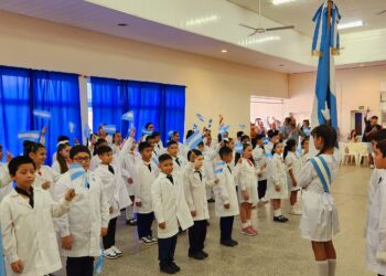 Previo al acto oficial: Diversas escuelas tomaron la promesa de lealtad a la Bandera Nacional