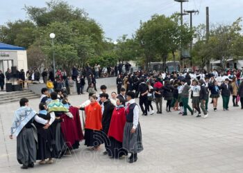 Estudiantes y docentes bailaron el Pericón Nacional