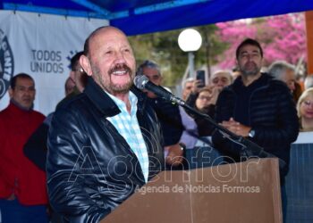 El gobernador Insfrán encabezó nueva edición del OPNGT y entregó títulos de propiedad a familias