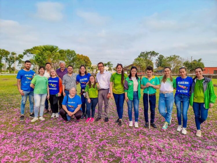 José Luis Cuesta Gómez, médico especialista en Autismo, con el equipo de Equinoterapia