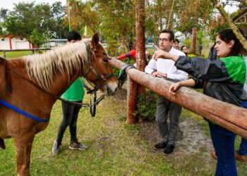 El especialista en autismo José Luis Cuesta Gómez visitó el Programa de Equinoterapia del IAS