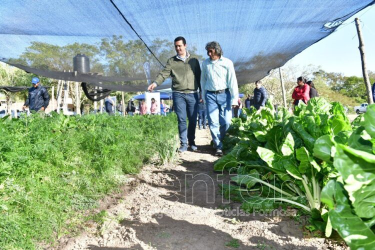 Eber Solís con productor paippero