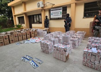 La Policía detuvo a cuatro sujetos que ingresaron sin autorización a un campo; uno de ellos embistió y lesionó a dos policías