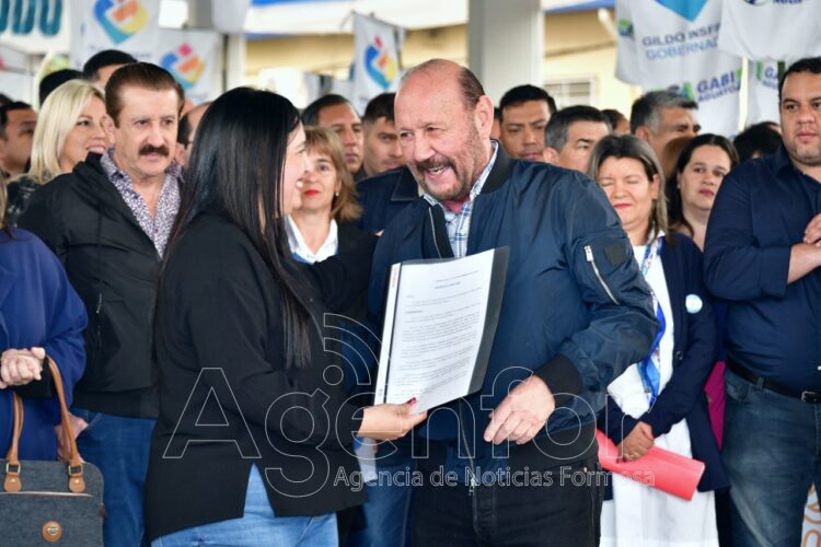 Gildo Insfrán junto a Yéssica Palacios