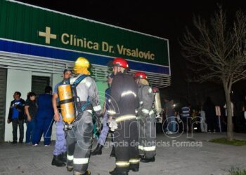 El Ministerio de Desarrollo Humano y Bomberos asistieron de forma rápida y efectiva al incendio en la clínica Vrsalovic