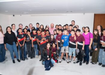 Niños de Ingeniero Juárez visitaron al gobernador Insfrán