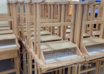 Escuelas de la Delegación Zonal Las Lomitas recibieron mobiliario