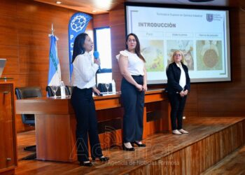 Estudiantes de Química Industrial expusieron trabajos finales de su carrera