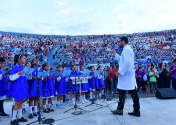 Con un coro de más de tres mil estudiantes, se realizó el tradicional encuentro de las “Escuelas Cantan a la Navidad”