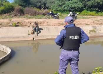 La Policía descubrió una obstrucción ilegal en el canal hídrico artificial Las Lomitas