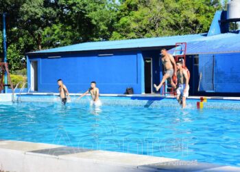 Agentes de Policía iniciaron capacitación de natación durante cinco semanas