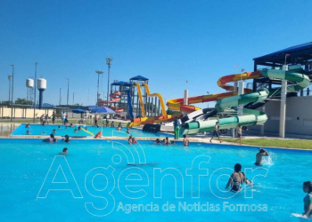 Cientos de niños disfrutan del quinto módulo de la colonia en el Parque Acuático