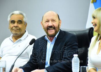 El gobernador Insfrán anunció incremento salarial del 45% para empleados públicos provinciales