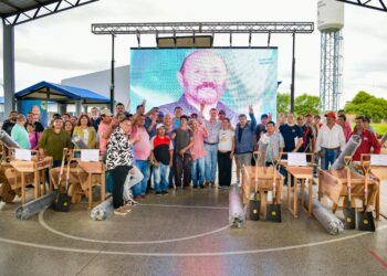 El vicegobernador Eber Solís acompañó la entrega de kits a ladrilleros de Las Lomitas