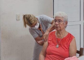Los adultos mayores de Mojón de Fierro recibieron en sus casas la vacuna antigripal