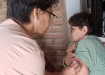Vacunación antigripal casa por casa para los vecinos de Villa Escolar