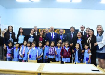 El Gobernador saludó a las maestras jardineras en su día