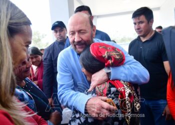 Mientras el Gobierno nacional “está encarnizado en fundir el sistema de salud”, Insfrán “se ocupa de mejorarlo cada día”