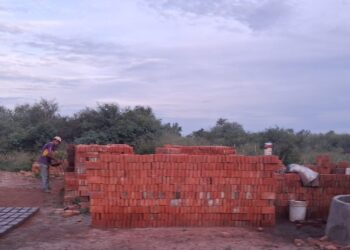 Decidido acompañamiento del Gobierno provincial a familias ladrilleras en Las Lomitas