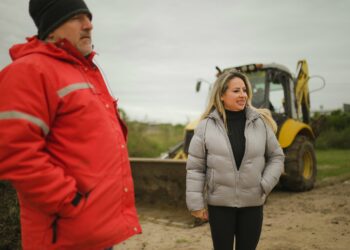 “En cada calle, un compromiso”: Argañaraz recorrió obras de ripio y mejoras en el barrio Procrear