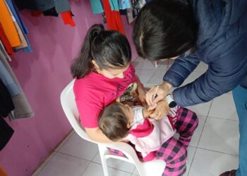 El centro de salud María Luisa Espinoza está realizando vacunación domiciliaria para niñas y niños